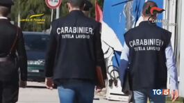 Botte e affare sporchi sulla palle di migranti thumbnail