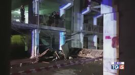 2 morti e 13 feriti per un crollo a Scampia thumbnail