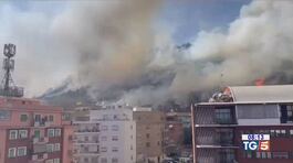 Paura e disagi a Roma per un vasto incendio thumbnail