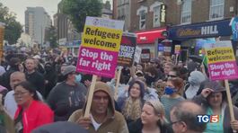 Marea di pacifisti contro l'onda razzista in Uk thumbnail