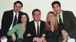 Matthew Perry solo, circondato da squali thumbnail