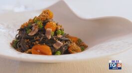 Gusto Verde: spaghetti al nero di seppia con sardoncini, pomodorini, piselli e pane grattato thumbnail