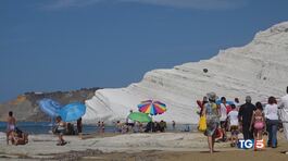 Scala dei Turchi sfregio dei turisti thumbnail
