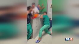 Parenti inferociti assalto all'ospedale thumbnail