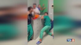 Muore 23enne, parenti assaltano l'ospedale thumbnail