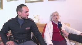 Si sente sola e chiama la polizia thumbnail