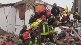 Esplode palazzina, tre in salvo thumbnail