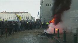Trattori a Bruxelles, è guerriglia thumbnail