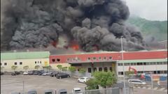 Maxi incendio, nube nera su Bolzano