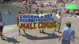 Spiagge libere, protesta a Napoli thumbnail