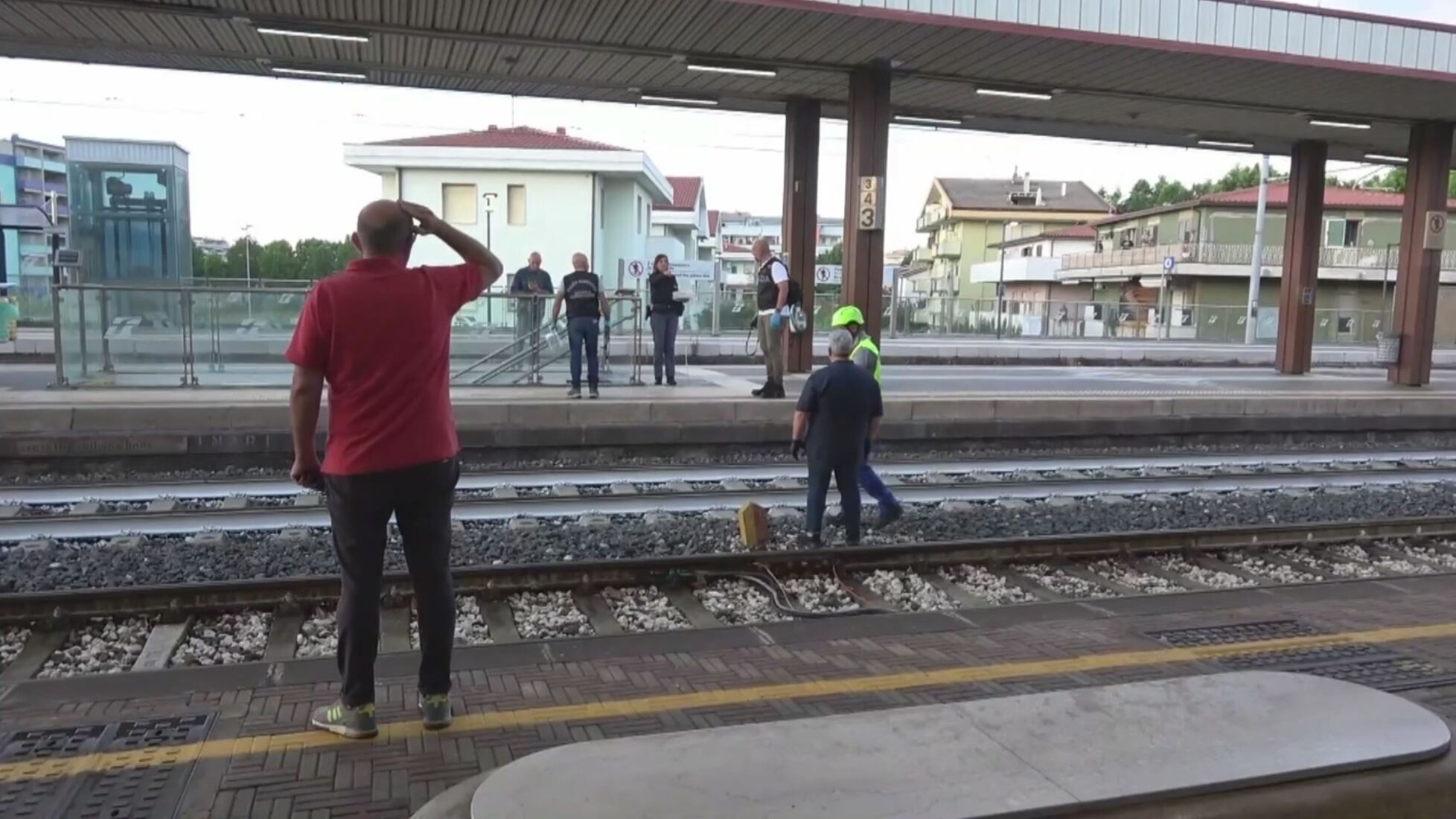 Studio Aperto: Mamma e figlia travolte dal treno Video | Mediaset Infinity