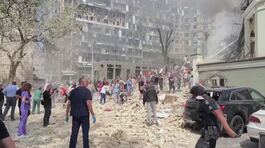 Morte e distruzione a Kiev, ma Mosca respinge ogni responsabilità thumbnail