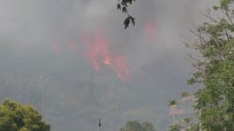 Fiamme e paura, maxi rogo a Roma thumbnail