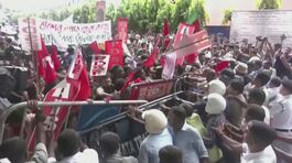 Assalto ai palazzi, caos Bangladesh thumbnail