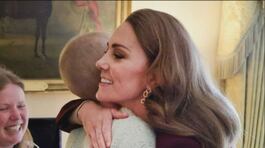 Kate abbraccia Liz, malata di cancro thumbnail