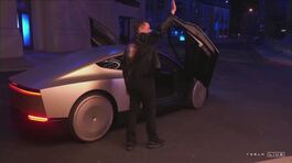 Elon Musk lancia il robot taxi thumbnail