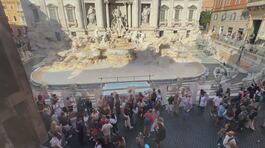 Fontana di Trevi, monete in piscina thumbnail