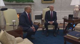 Biden-Trump, la stretta di mano thumbnail