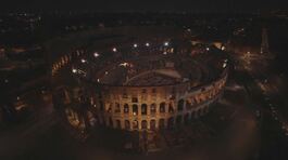 I turisti "gladiatori" al Colosseo thumbnail