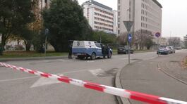 Armato d'ascia aggredisce agenti thumbnail