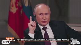 Putin impassibile davanti a manifestazioni e accuse thumbnail