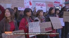 Gli studenti in corteo a Roma: Piantedosi dimettiti thumbnail