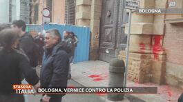 Bologna, vernice contro la polizia thumbnail