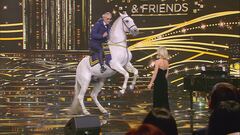 L'arrivo a cavallo di Andrea Bocelli