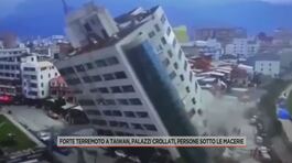 Forte terremoto a Taiwan, palazzi crollati, persone sotto le macerie thumbnail