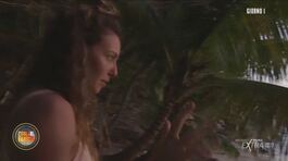 Greta custodisce gli ami per la pesca thumbnail