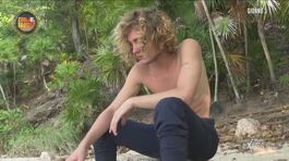 Pietro disegna sulla sabbia thumbnail