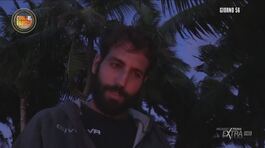 I Naufraghi mangiano un cocco attorno al fuoco thumbnail