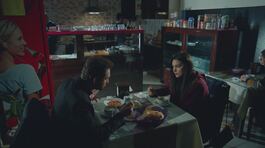 Zeynep a cena con Hakan thumbnail