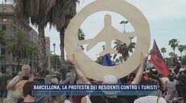 Barcellona, la protesta dei residenti contro i turisti thumbnail