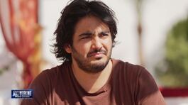 Il colloquio di Max Angioni come maggiordomo in un resort thumbnail