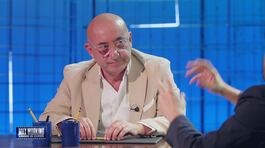 La valutazione di Max Angioni come maggiordomo del resort thumbnail