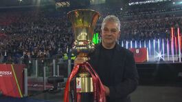 Milan-Bologna, Baggio porta il trofeo della Coppa Italia in campo thumbnail