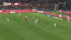 7' | Ferguson tenta la rete dalla distanza
