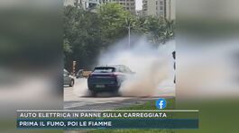 Auto elettrica in panne sulla carreggiata thumbnail