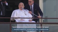 Papa Francesco affacciato dal Gemelli di Roma