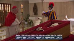 Papa Francesco deposto nella bara a Santa Marta
