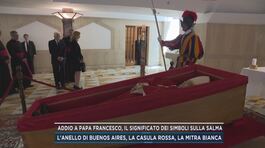 Addio a Papa Francesco, il significato dei simboli sulla salma thumbnail