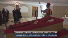 Addio a Papa Francesco, il significato dei simboli sulla salma
