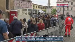 Roma, il pellegrinaggio continuo per vedere la tomba thumbnail