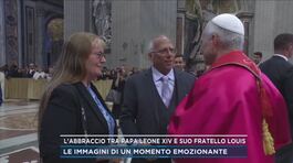 L'abbraccio tra Papa Leone XIV e suoi fratello Louis thumbnail