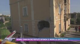 Roma, camion dei rifiuti sfonda il muro di un palazzo thumbnail