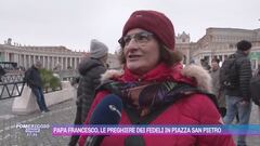 Papa Francesco, le preghiere dei fedeli in Piazza San Pietro