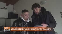 La rabbia dei giovani immigrati contro gli agenti thumbnail