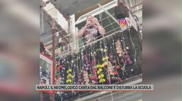 Napoli, il neomelodico canta dal balcone e disturba la scuola thumbnail