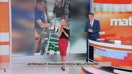 Astronauti mangiano pizza nello spazio thumbnail